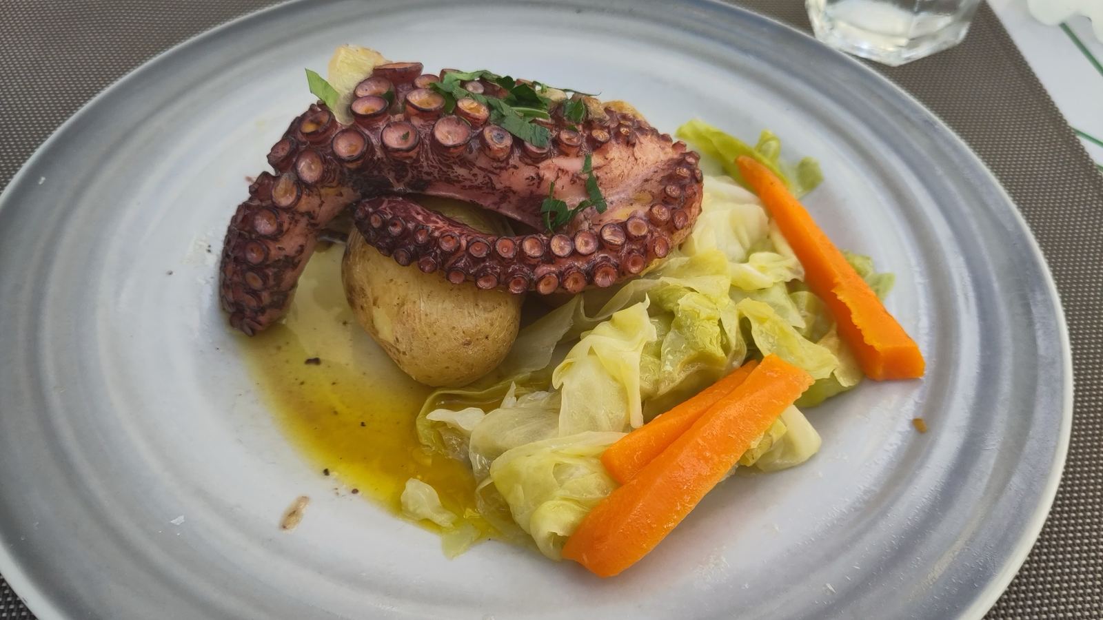 Lisboa Lounge Dine & Wine